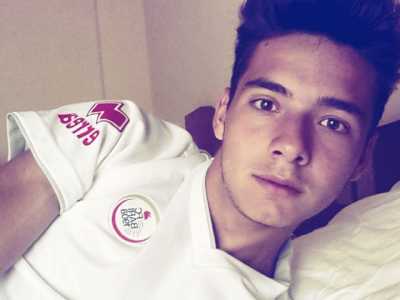 In questo scatto Giuseppe indossa fiero la maglia del Bari Primavera